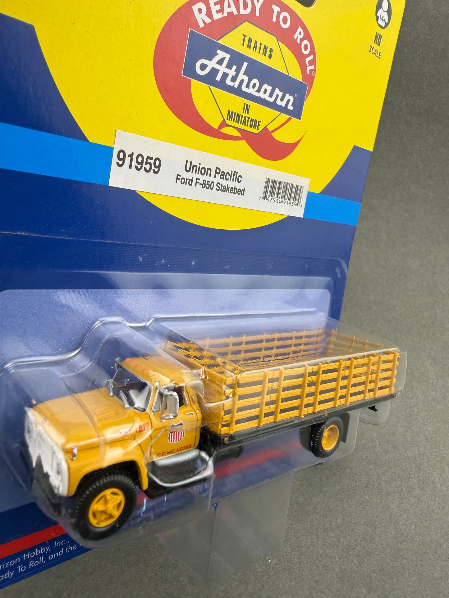 ATH 91959 HO  Ford F 850 Stakebed Truck Union Pacific