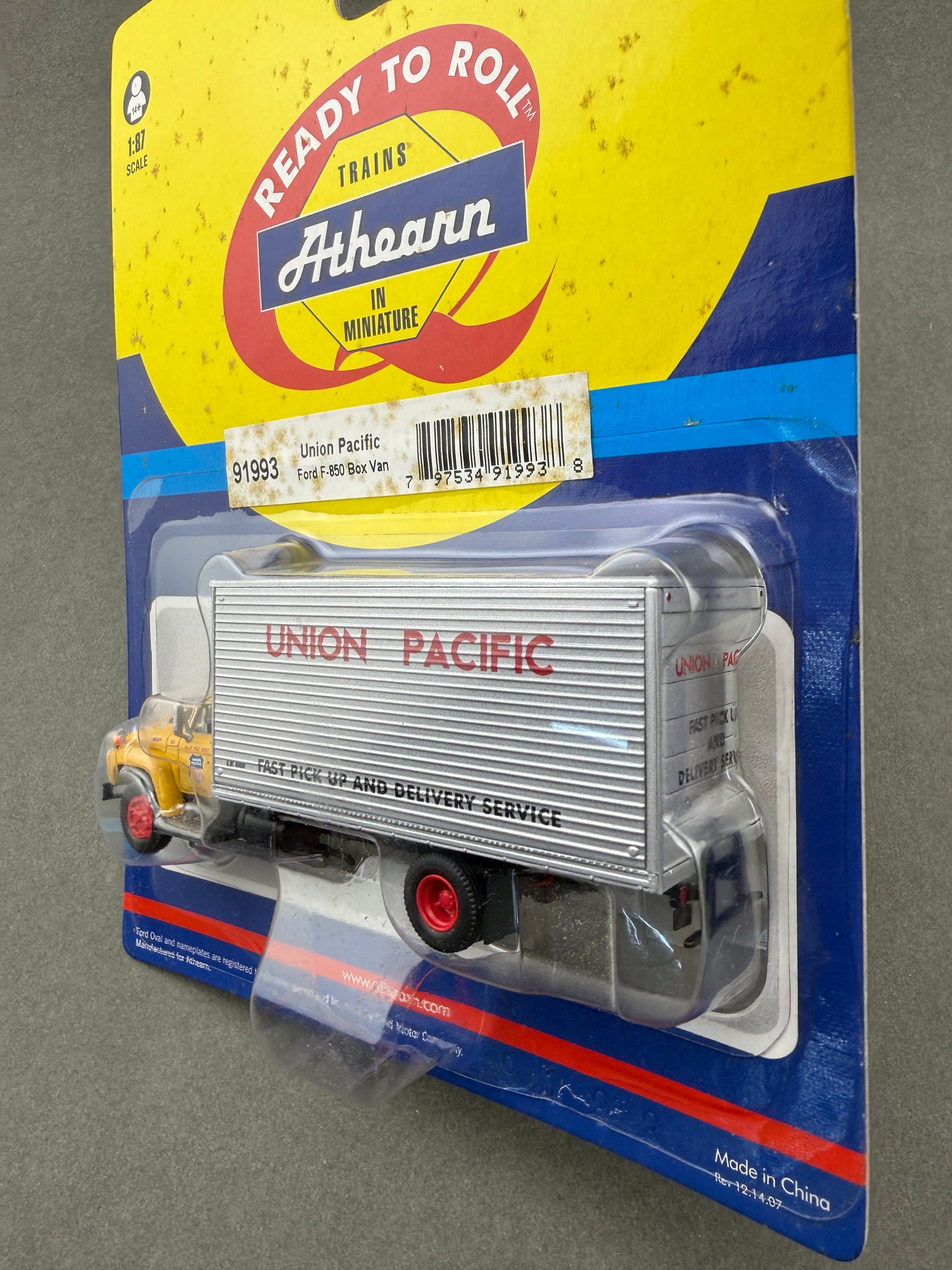 Athearn 91993 1:87 Scale Union Pacific Ford F-850 Box Van Truck