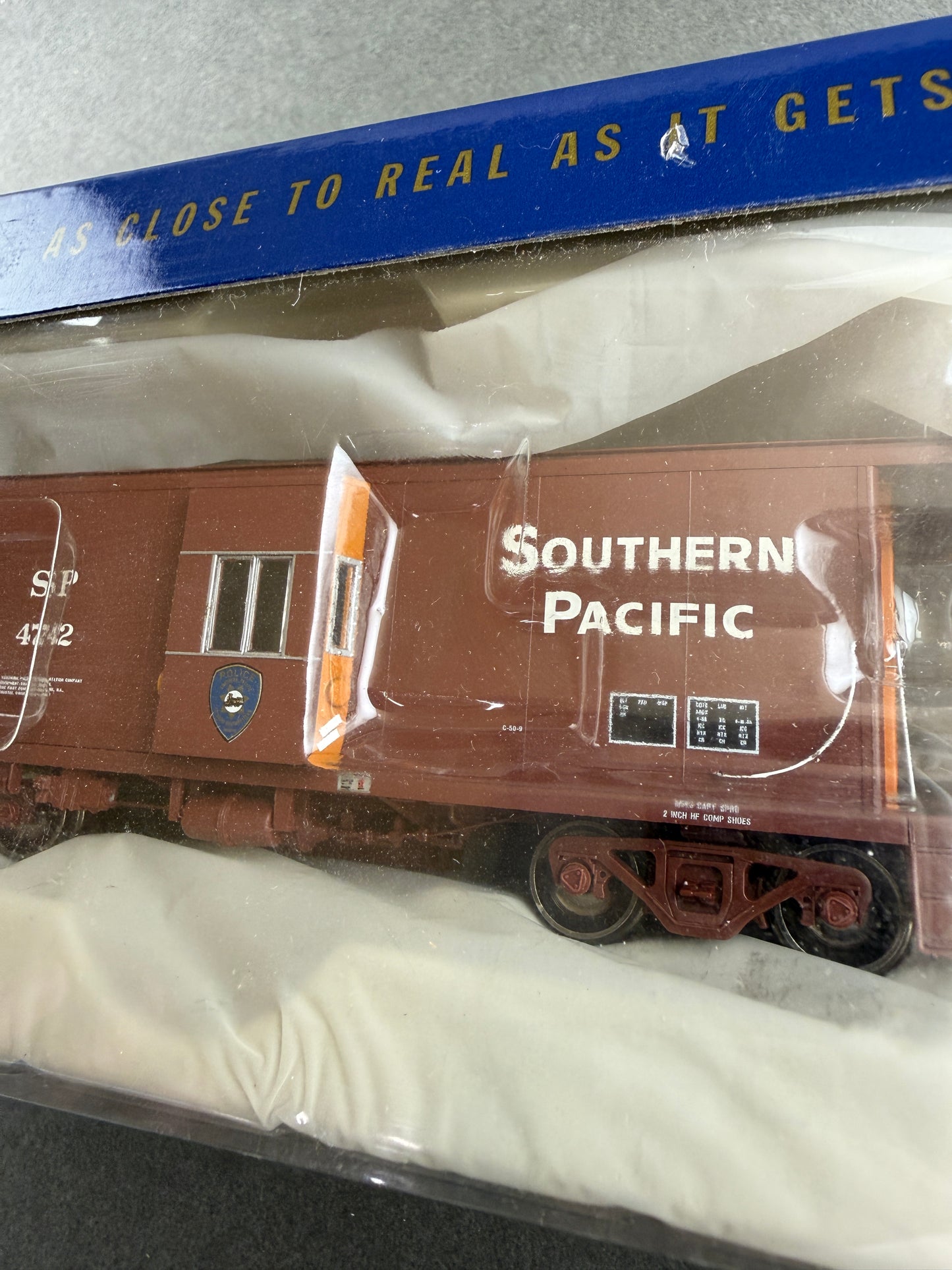 ATH G63018 HO Scale C 50 9 Bay Window Caboose SP Police Caboose Southern Pacific