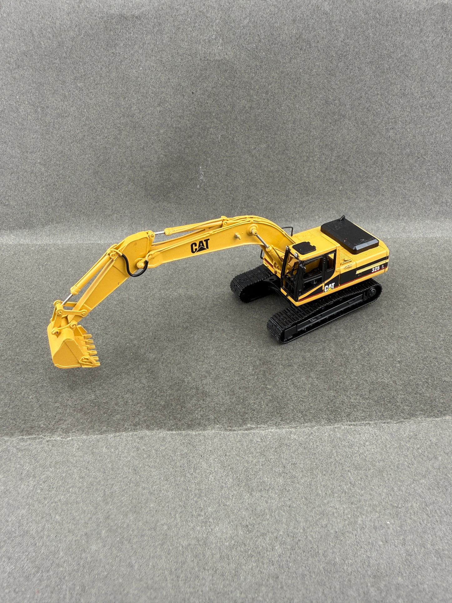 Classic Construction Models Caterpillar CAT 325L Excavator Limited Edition
