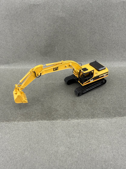 Classic Construction Models Caterpillar CAT 325L Excavator Limited Edition