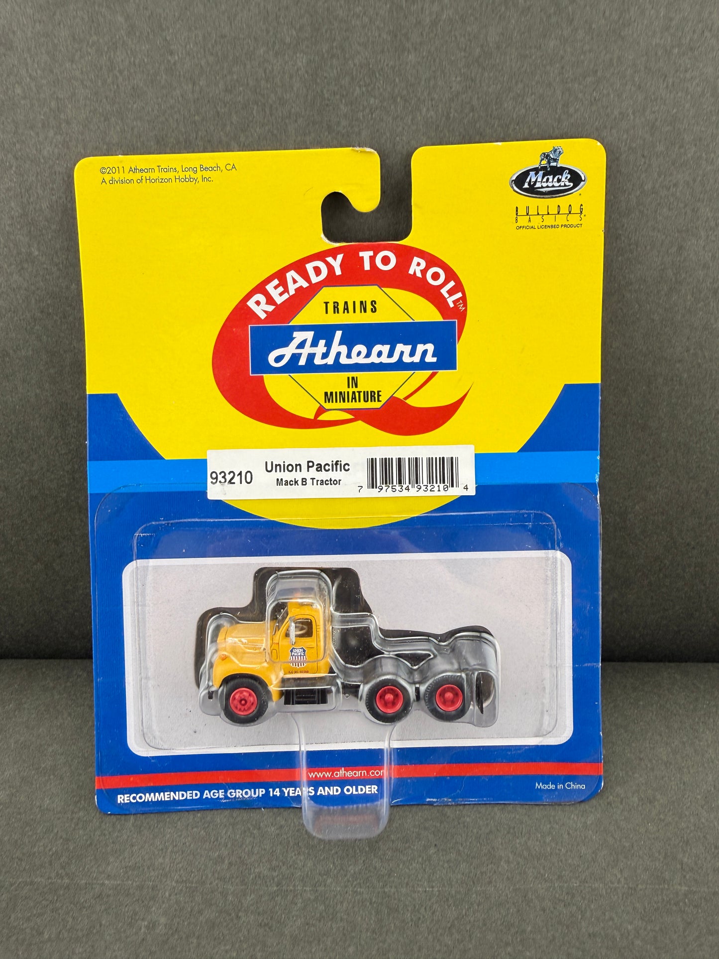 Athearn 93210 Mack B Tractor, Union Pacific