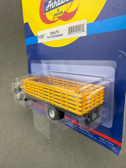 Athearn 91957 HO RTR Ford F-850 Stakebed Truck, Santa Fe