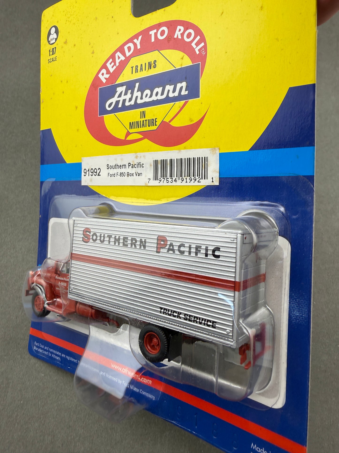 Athearn 91992 Ford F-850 Box Truck, Southern Pacific