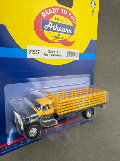 Athearn 91957 HO RTR Ford F-850 Stakebed Truck, Santa Fe