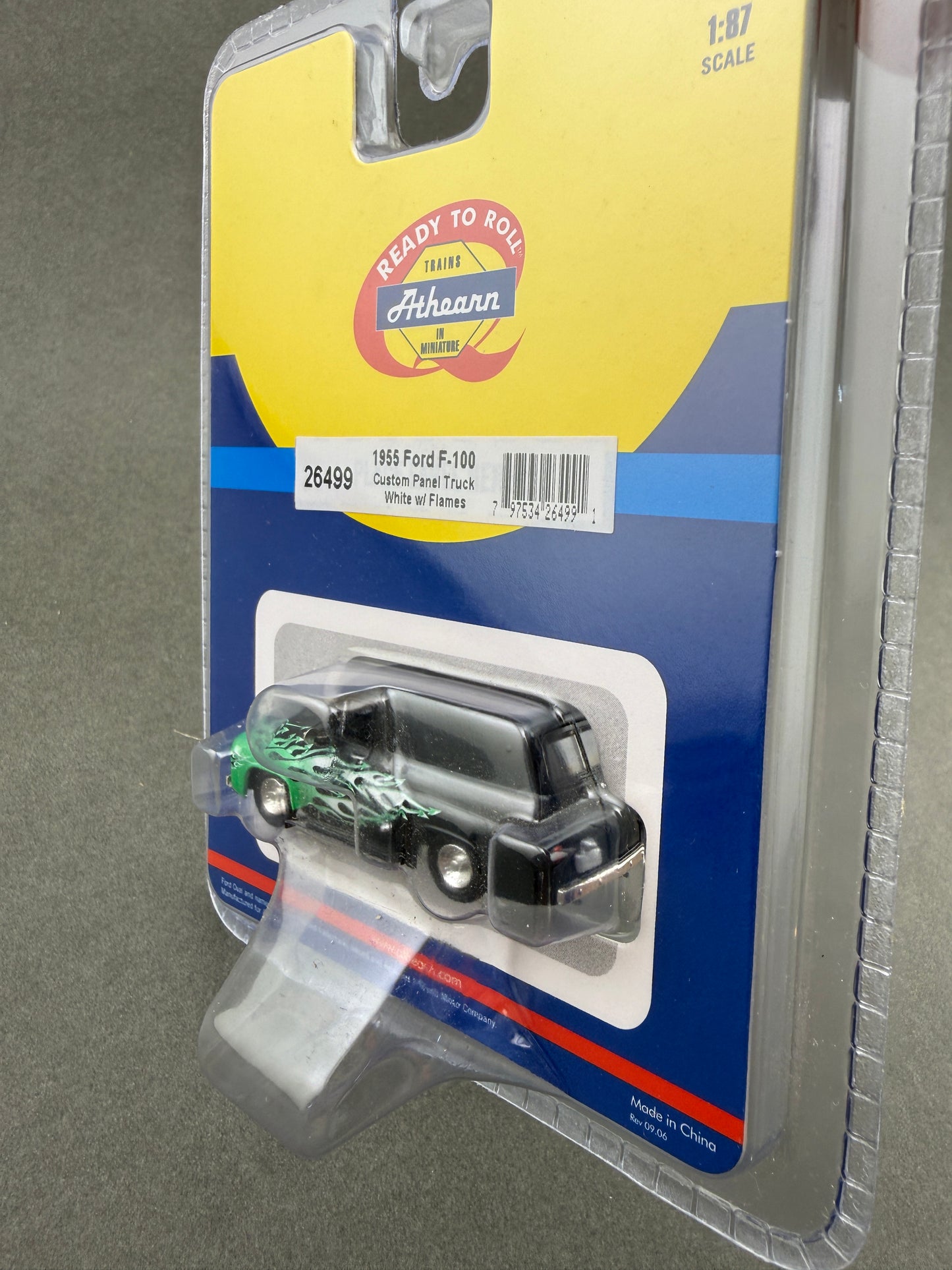 Athearn 26499 HO White w/ Flames 1955 Ford F-100 Panel Truck