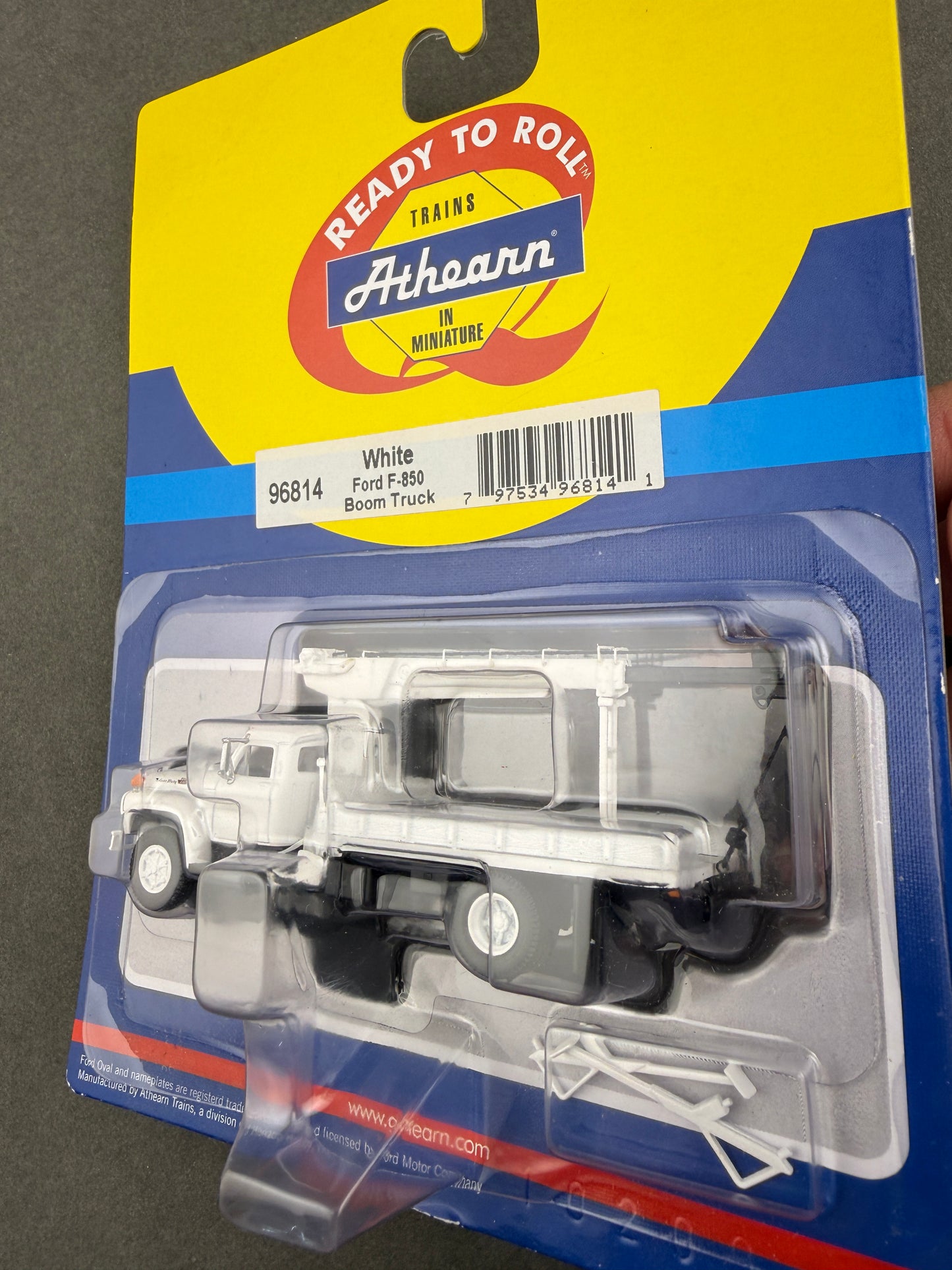 Athearn 96814 Ford F-850, White Boom Truck