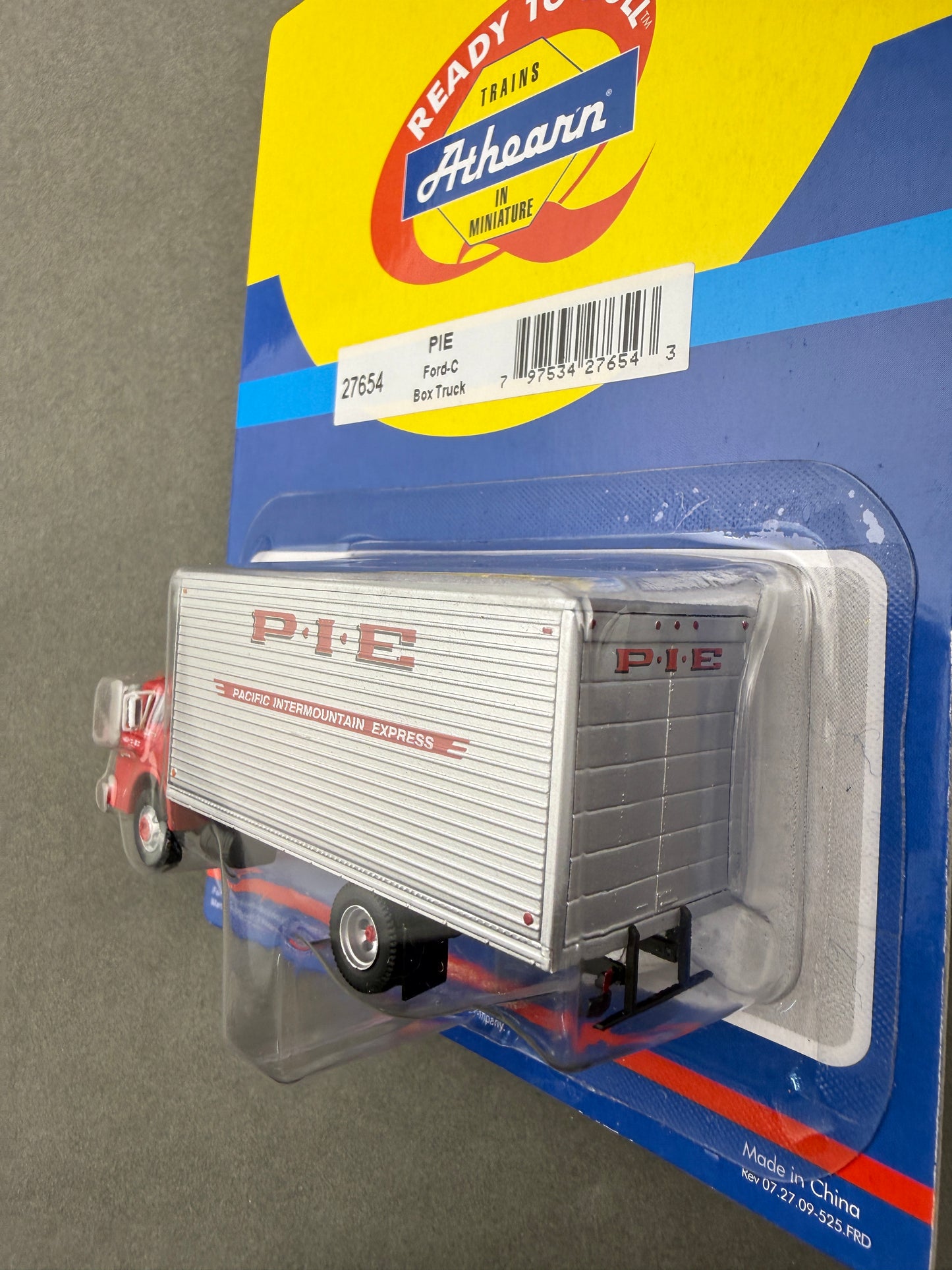Athearn 27654 HO Ford C Box Truck, PIE