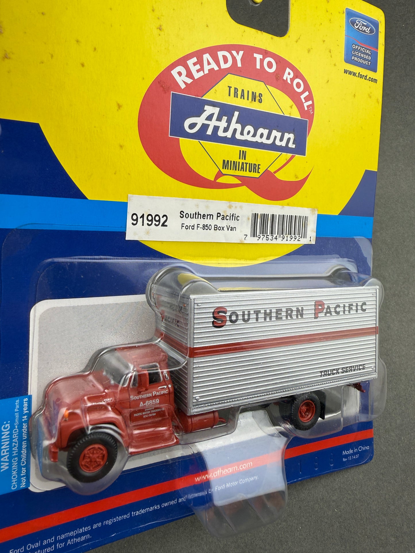 Athearn 91992 Ford F-850 Box Truck, Southern Pacific