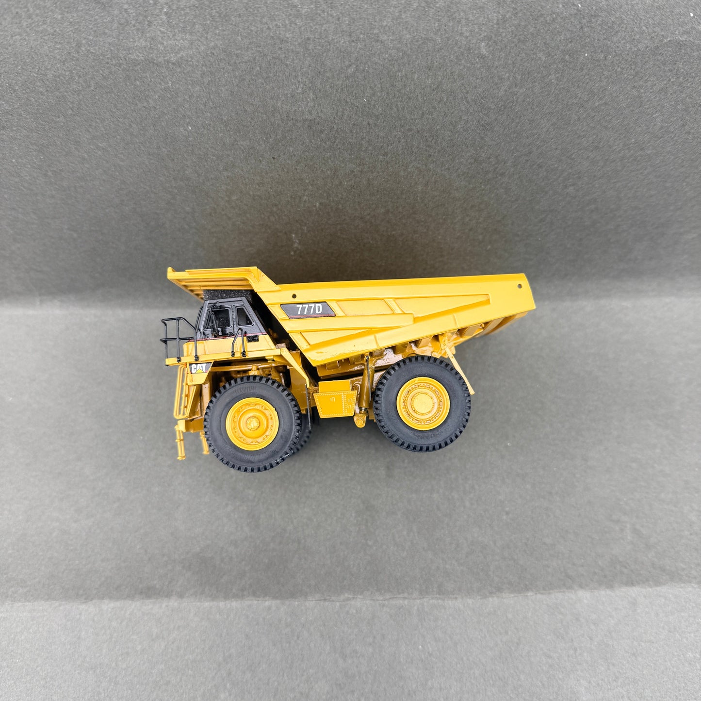 Classic Construction Models Caterpillar CAT 777D Off Highway Truck Limited Edition