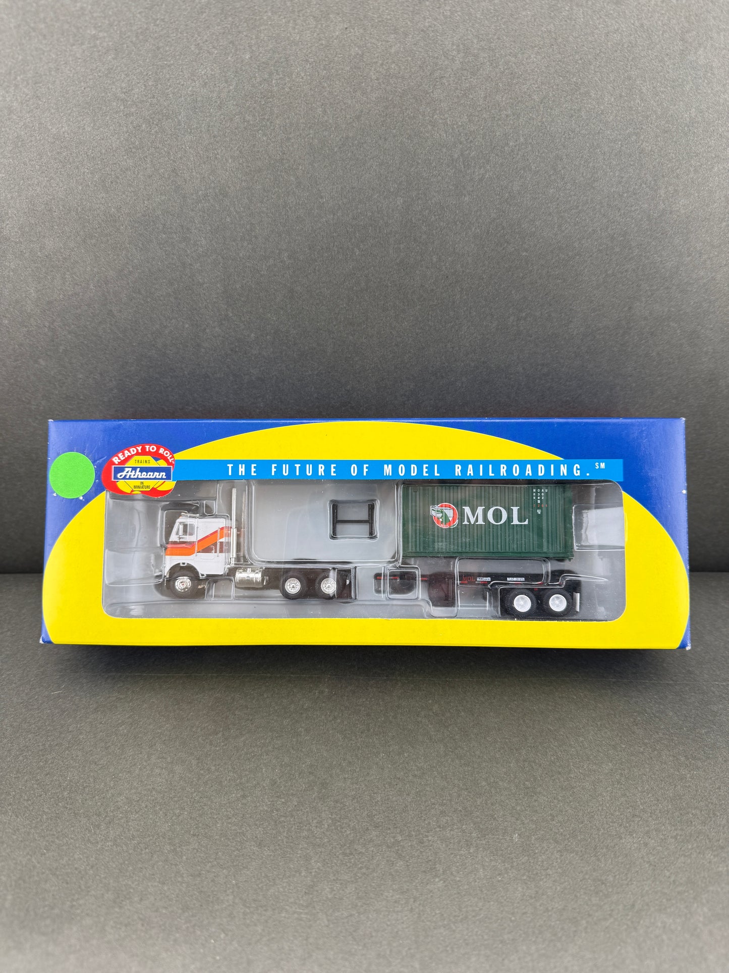 Athearn 92125 HO Scale MOL Chassis & Freightliner Tractor w/ 20' Container