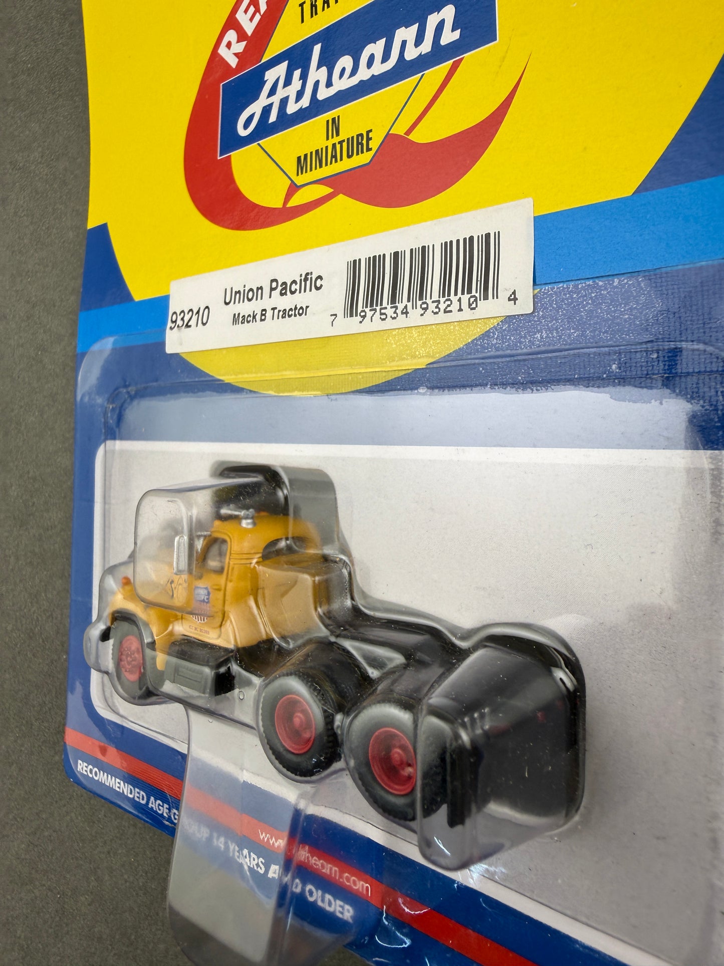 Athearn 93210 Mack B Tractor, Union Pacific