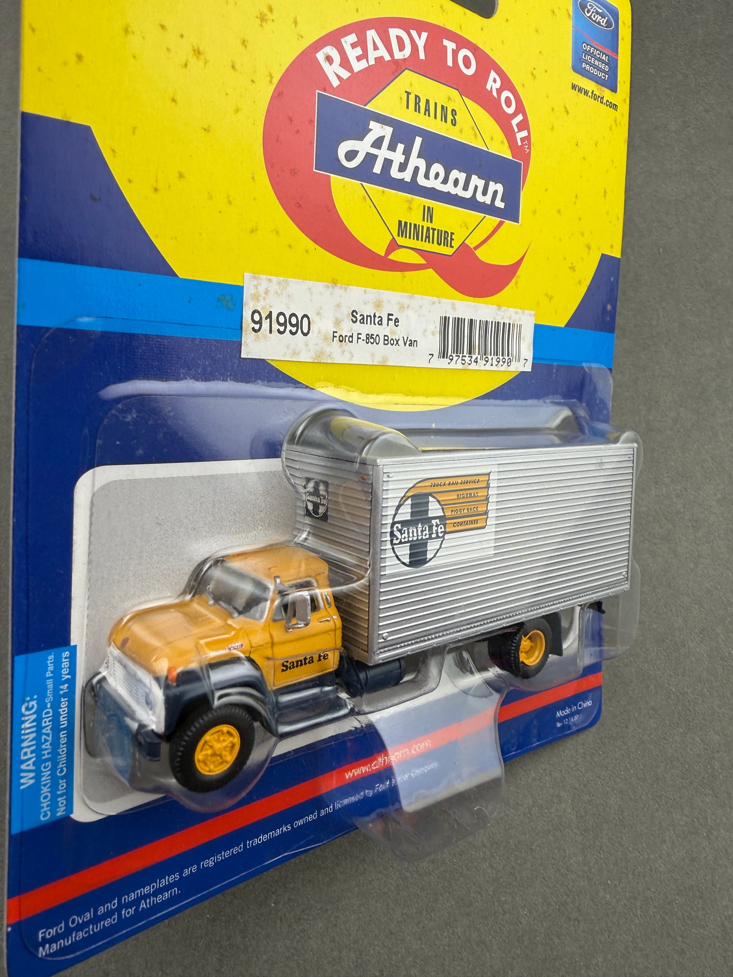 Athearn 91990 Ford F-850 Box Truck, Santa Fe