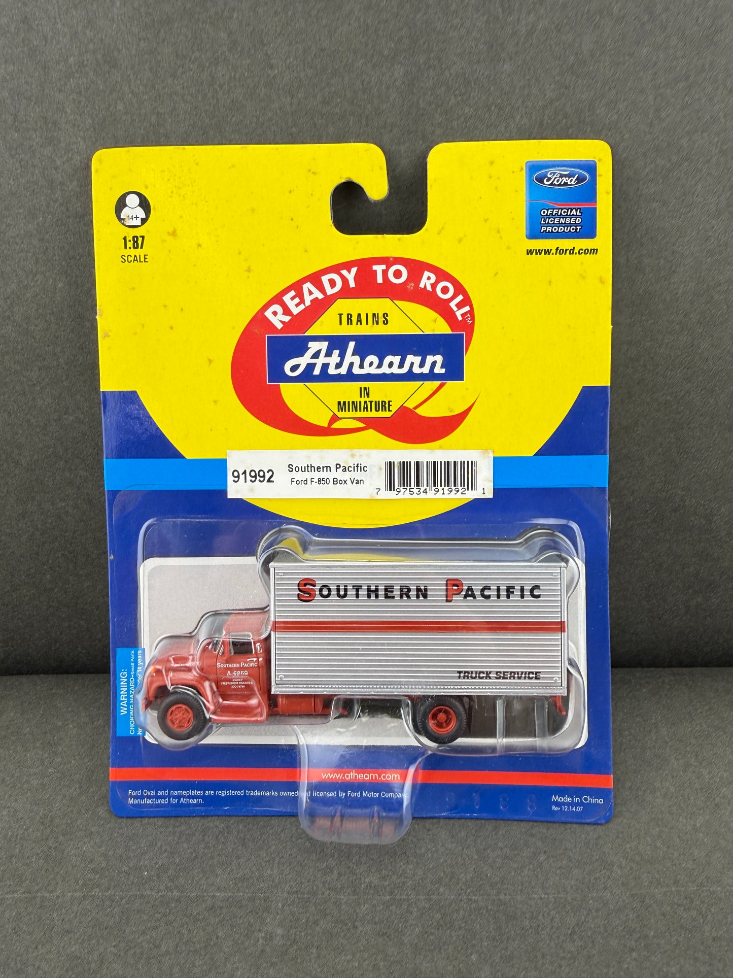 Athearn 91992 Ford F-850 Box Truck, Southern Pacific