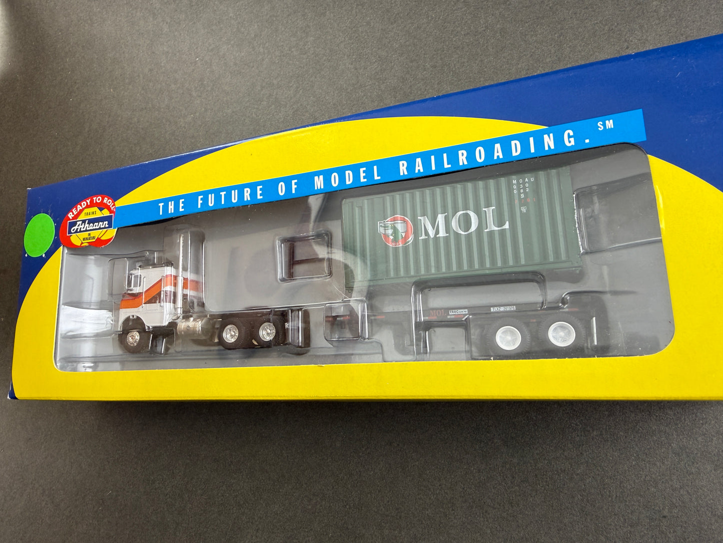 Athearn 92125 HO Scale MOL Chassis & Freightliner Tractor w/ 20' Container