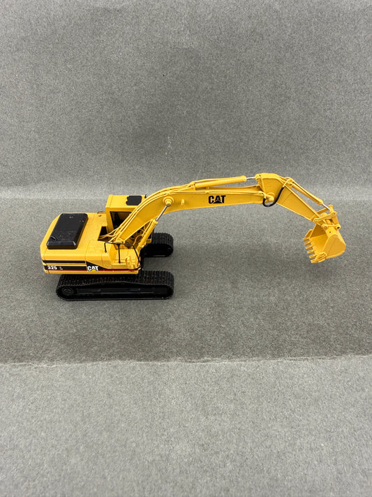Classic Construction Models Caterpillar CAT 325L Excavator Limited Edition