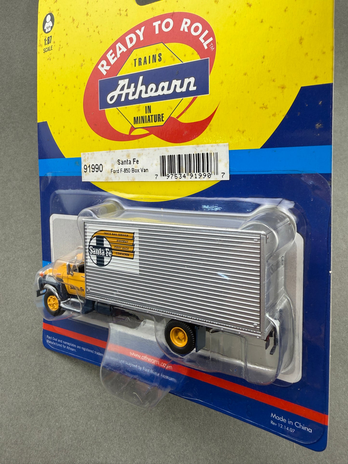 Athearn 91990 Ford F-850 Box Truck, Santa Fe