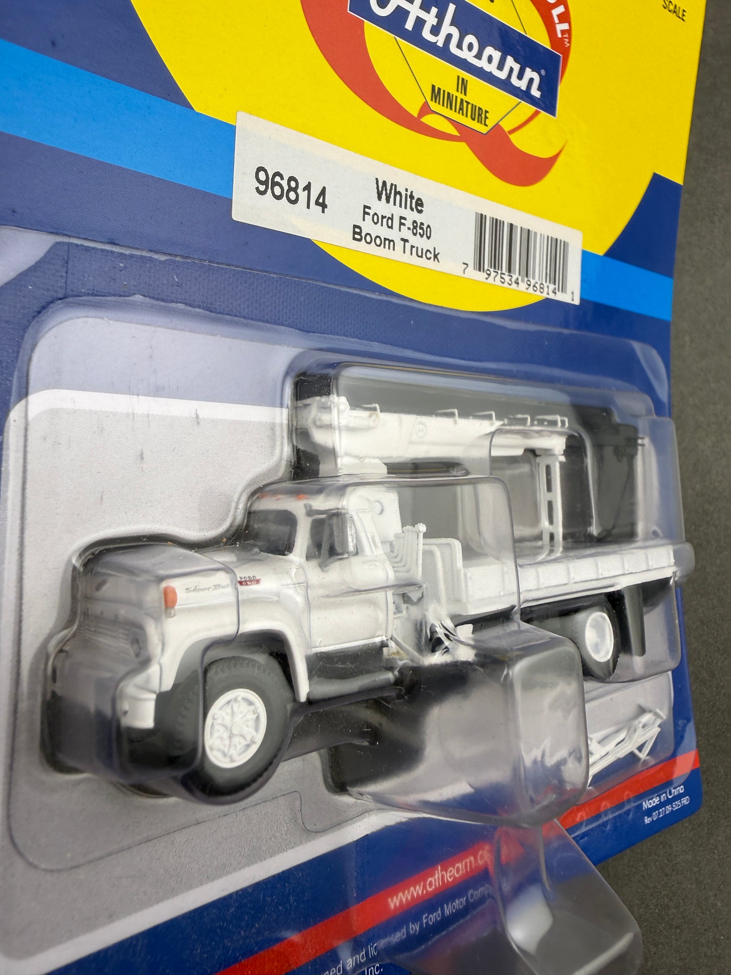 Athearn 96814 Ford F-850, White Boom Truck
