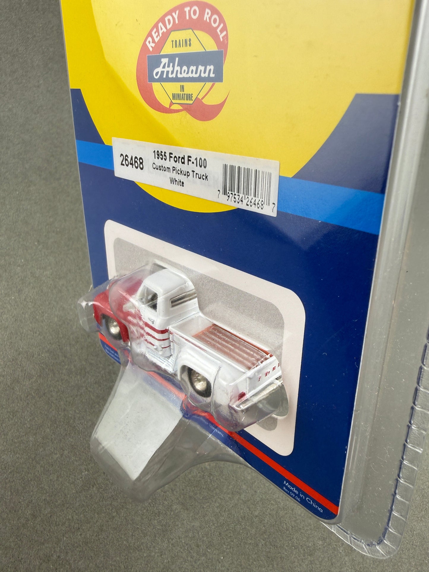 HO Athearn 26468 White/Red 1955 Ford F-100 Pickup Truck