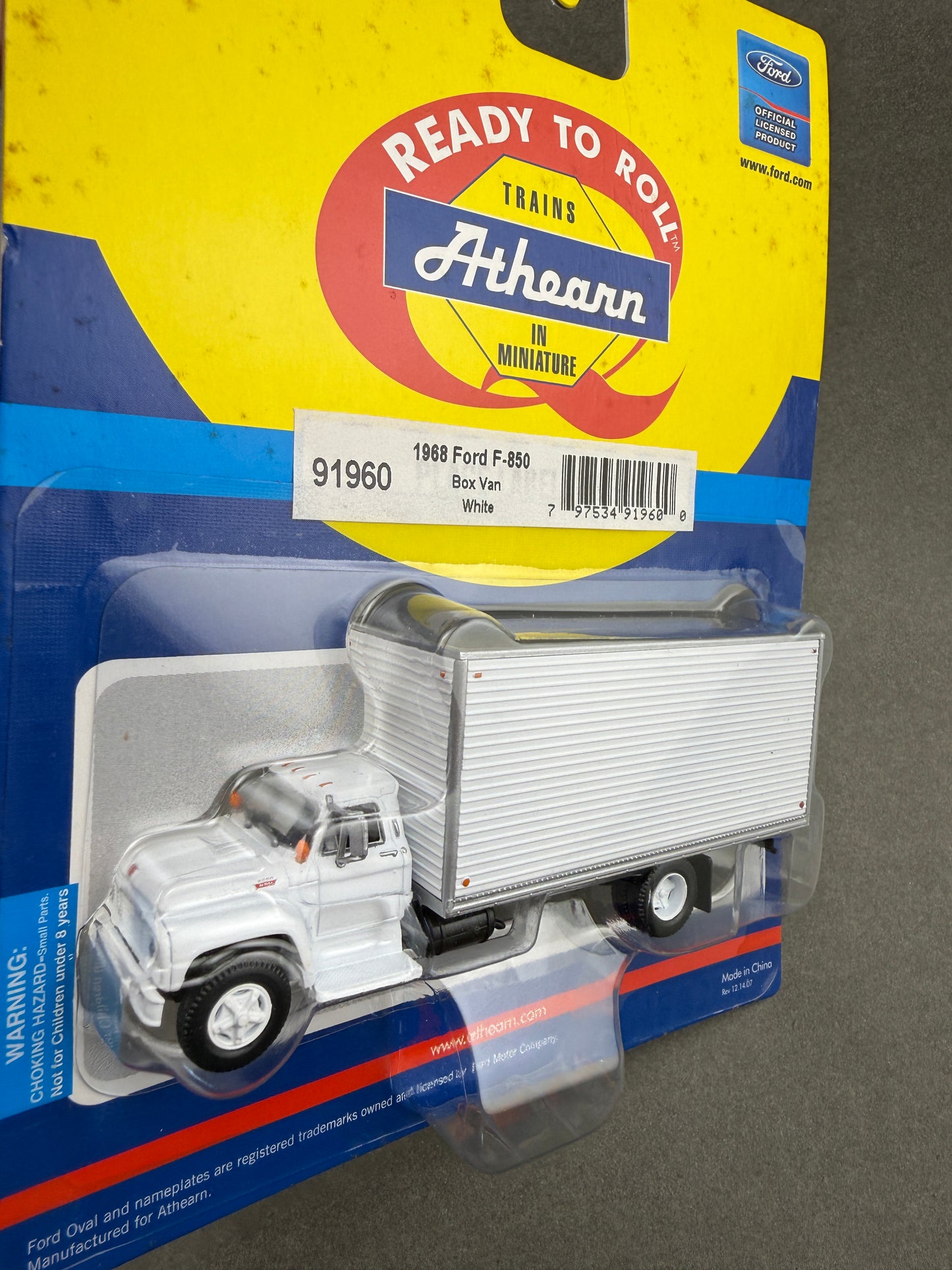 Athearn 91960 HO Ford F-850 1968 Box Van, White