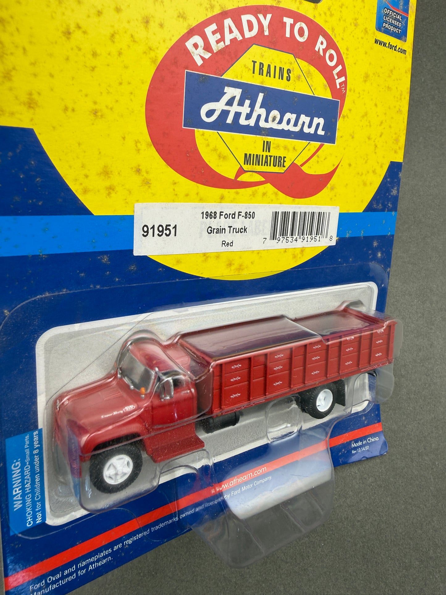 Athearn 91951 HO RTR Ford F-850 Grain Truck, Red Cab