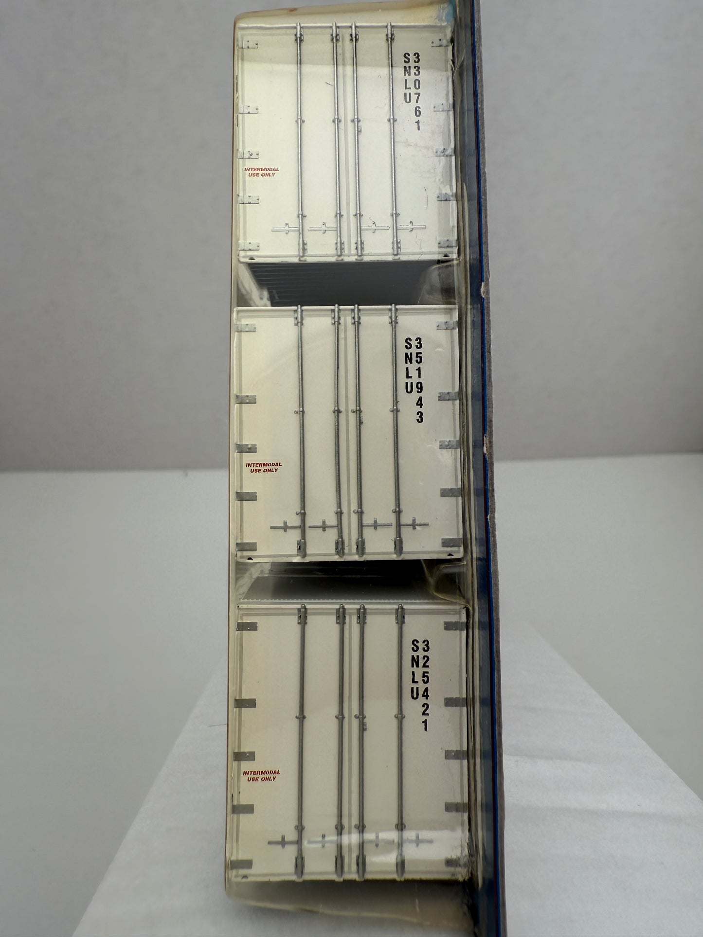 26579 Athearn Scheider National 53’ Stoughton Container (3-pack) 
Intermodal