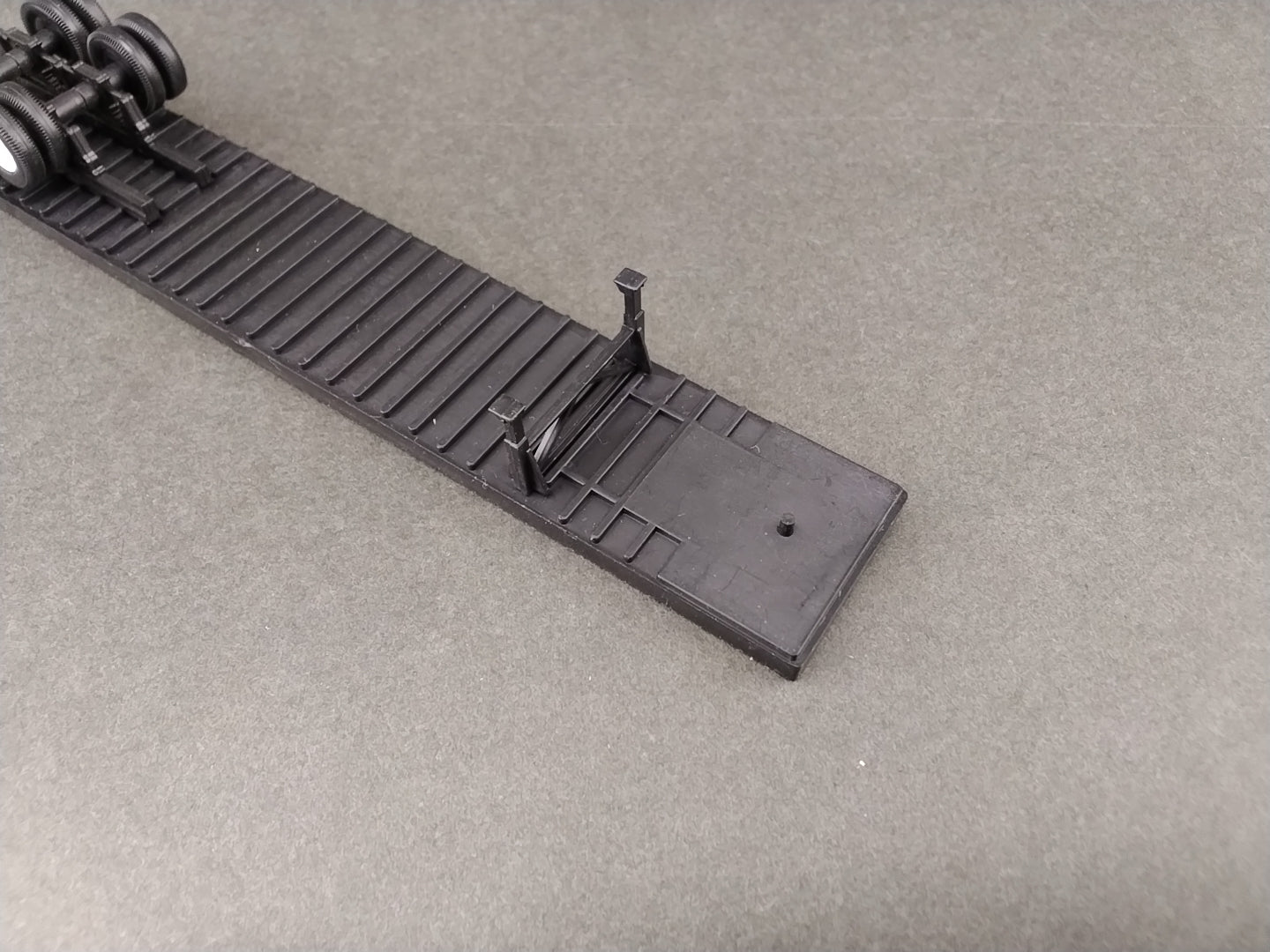 ATH 50613 - Athearn 45 ft Trailer Floor Plastic Wheels and Plastic Tires