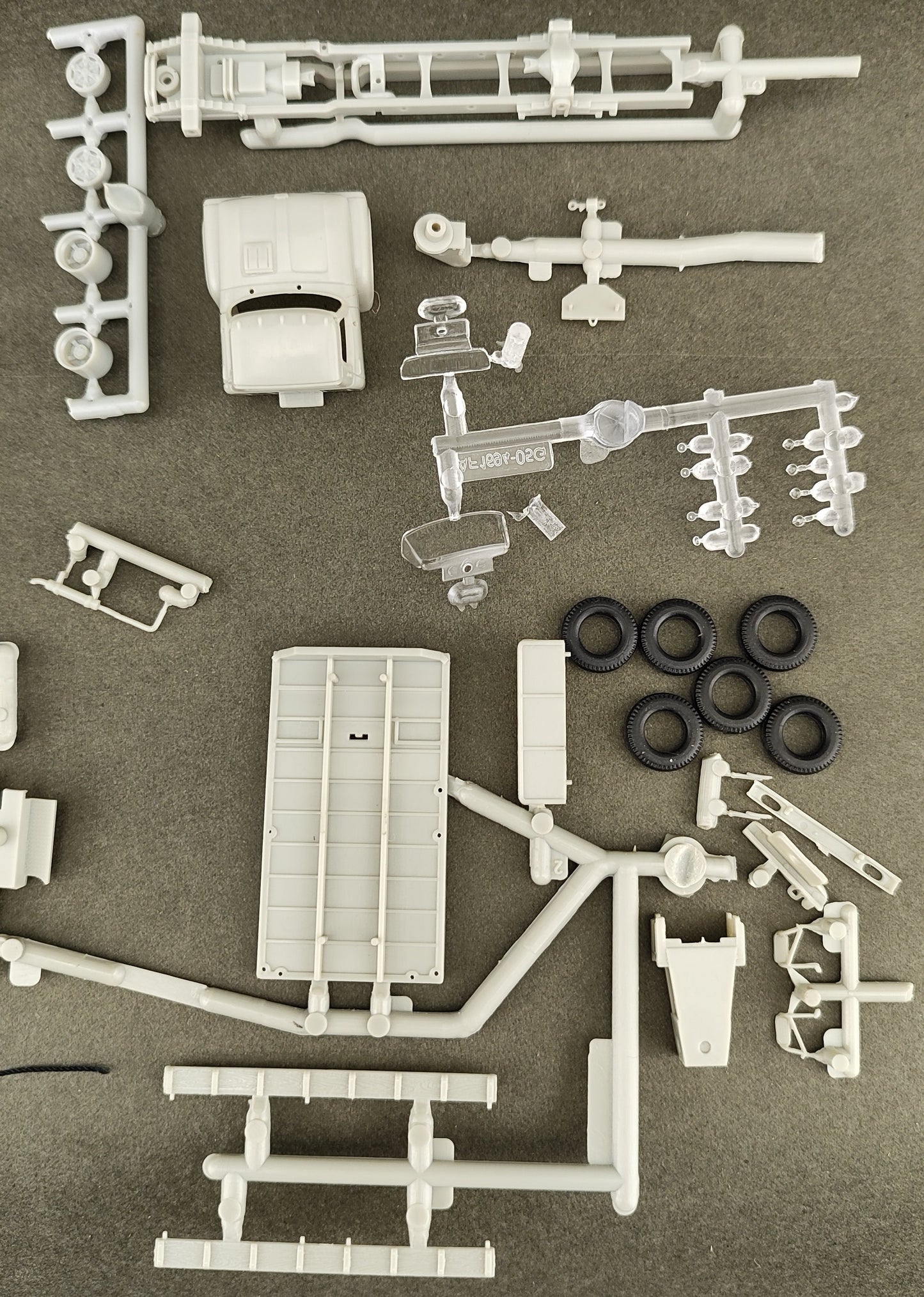 ATH 99425 HO Ford F-850 Boom Truck Kit (undecorated)