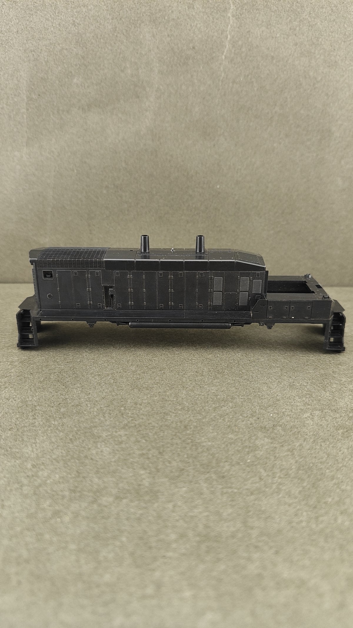 ATH 39200 SW1500 Undecorated shell With Cab and Windows