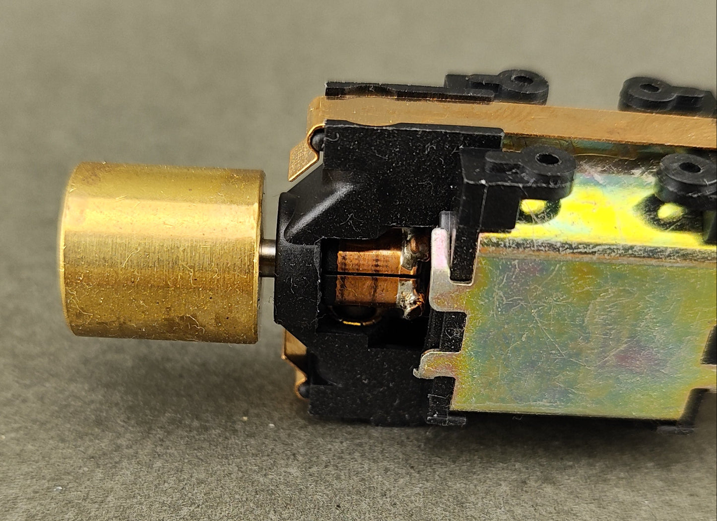 ATH 84086 Athearn RTR replacement motor with hex flywheels for all models except switchers RS3s