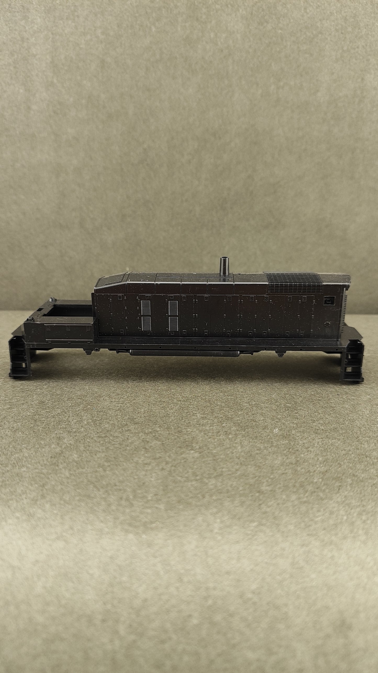 Athearn 39500 SW 1000 undecorated shell