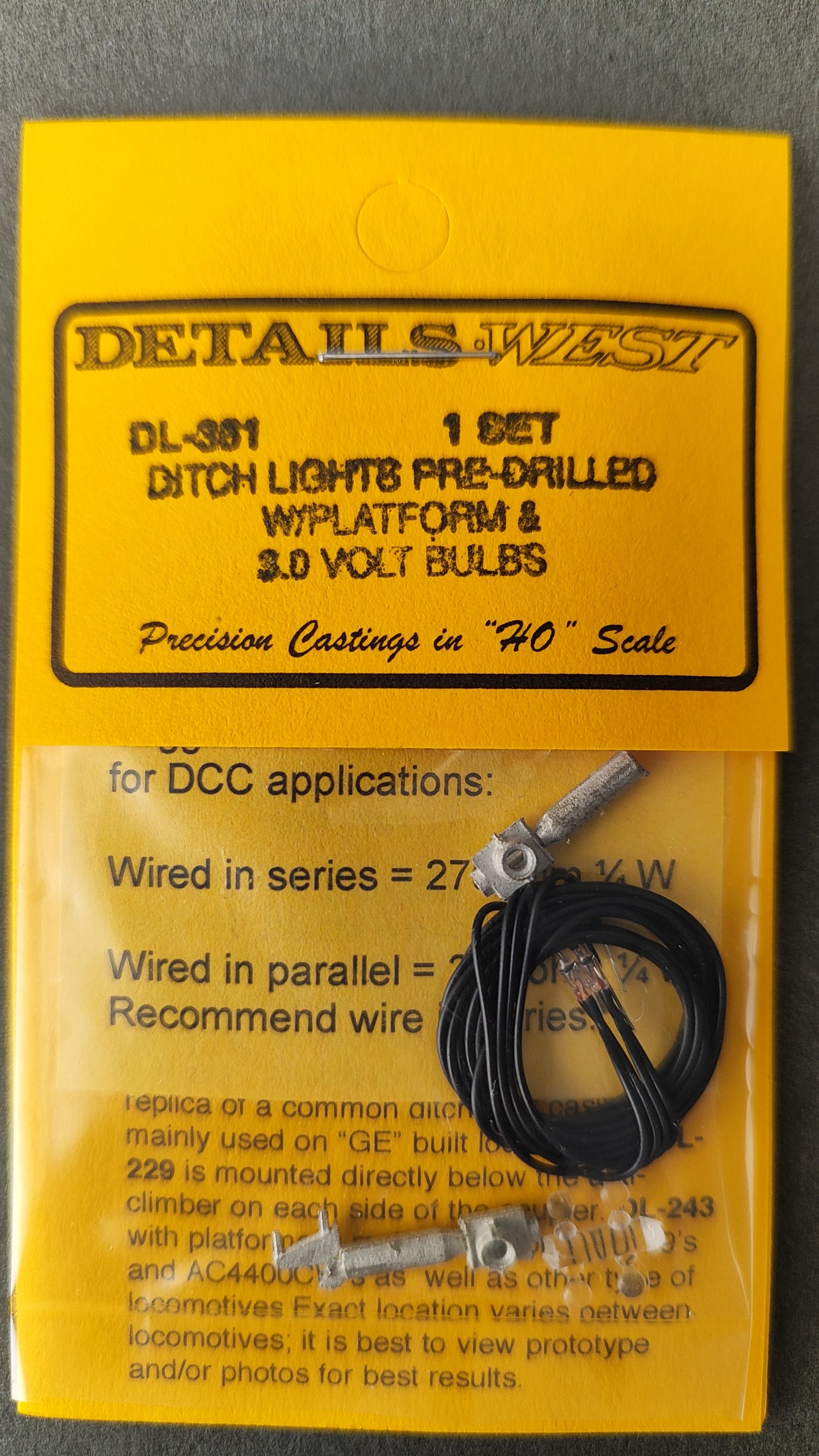 DW DL 361 Ditch Lights Pre-Drilled w/ Platform and 3v Bulbs - HO Scale