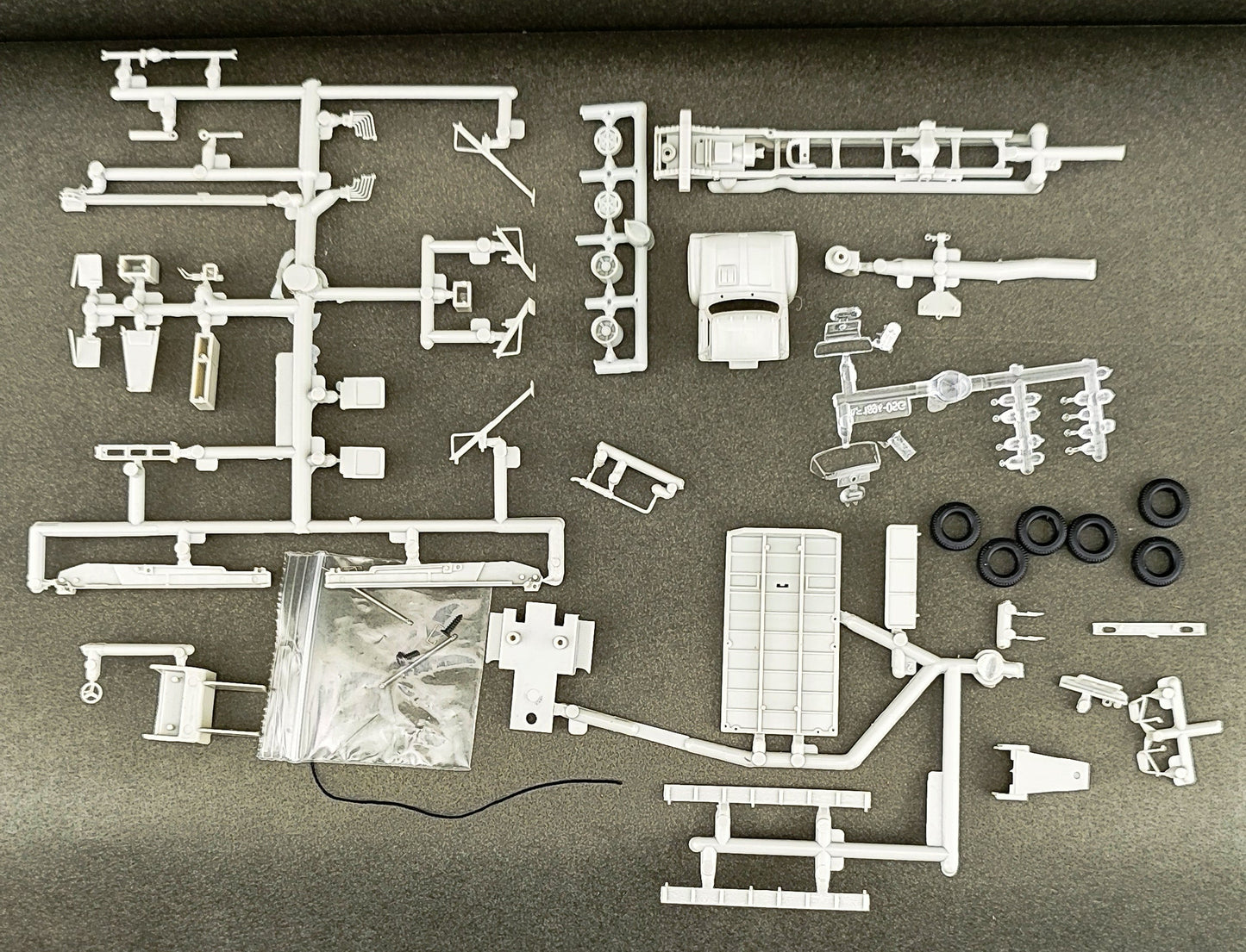ATH 99425 HO Ford F-850 Boom Truck Kit (undecorated)