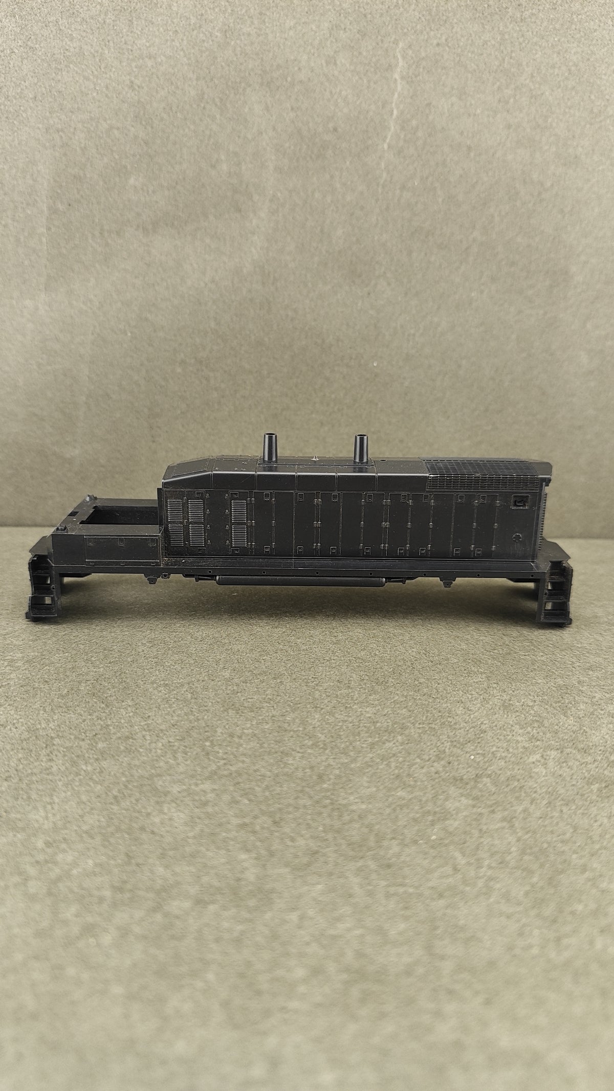 ATH 39200 SW1500 Undecorated shell With Cab and Windows
