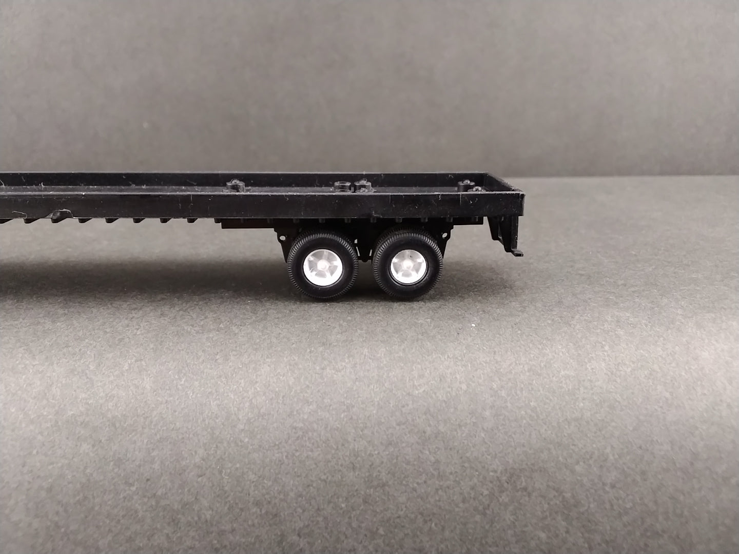 ATH 50613 - Athearn 45 ft Trailer Floor Plastic Wheels and Plastic Tires