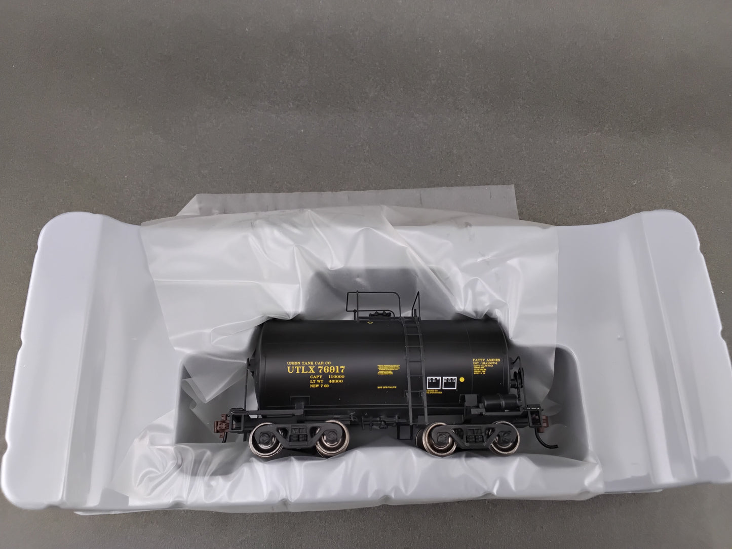 ATH 96889  UTLX NACC 8k Beer Can Tank Car 76917