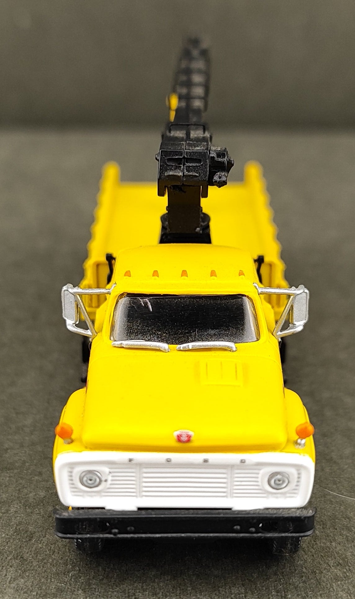 ATH 99425 HO Ford F-850 Boom Truck Kit (undecorated)