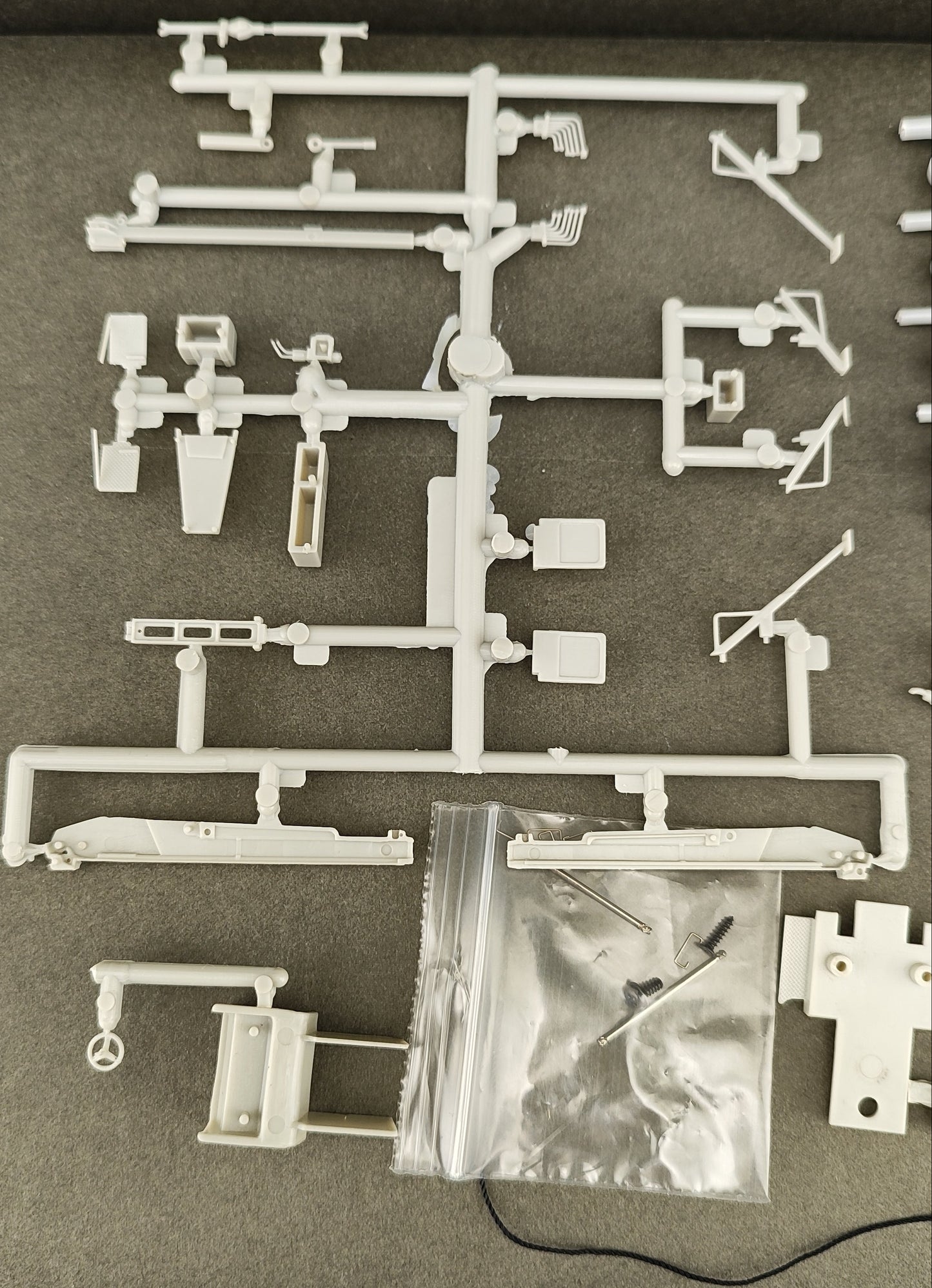 ATH 99425 HO Ford F-850 Boom Truck Kit (undecorated)