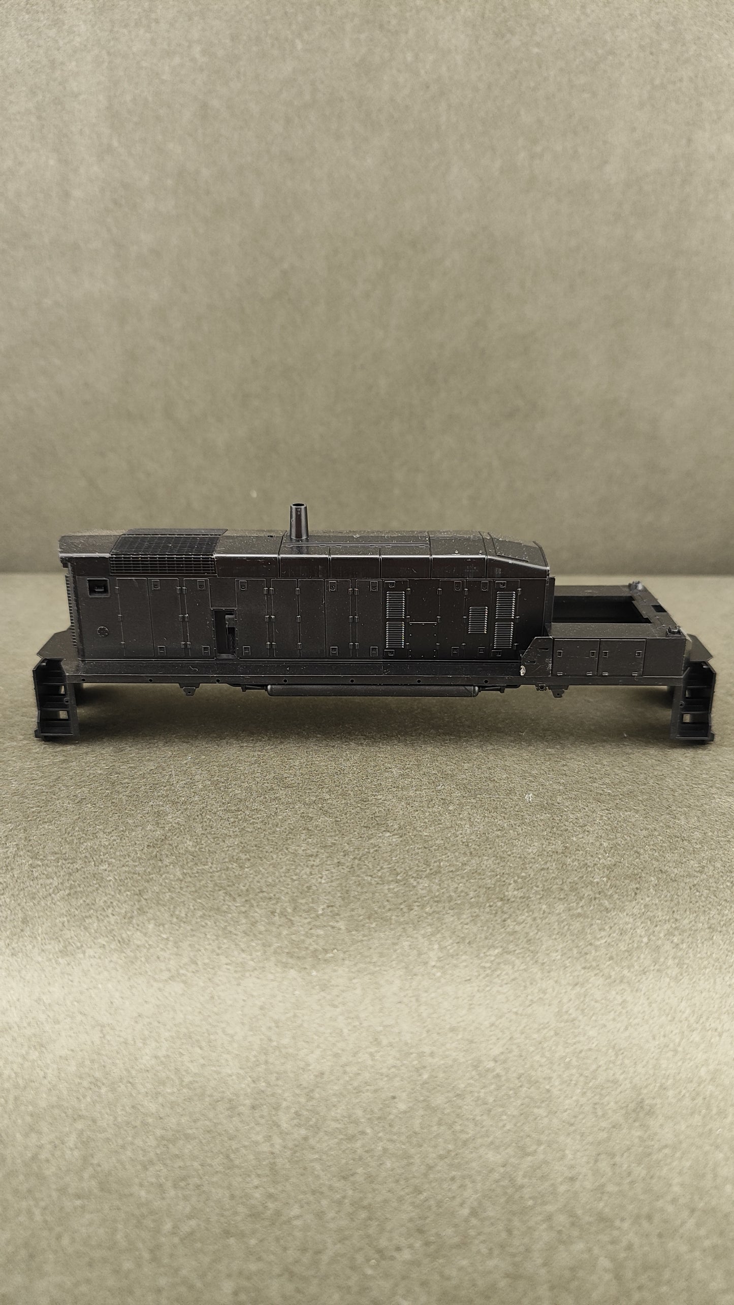 Athearn 39500 SW 1000 undecorated shell