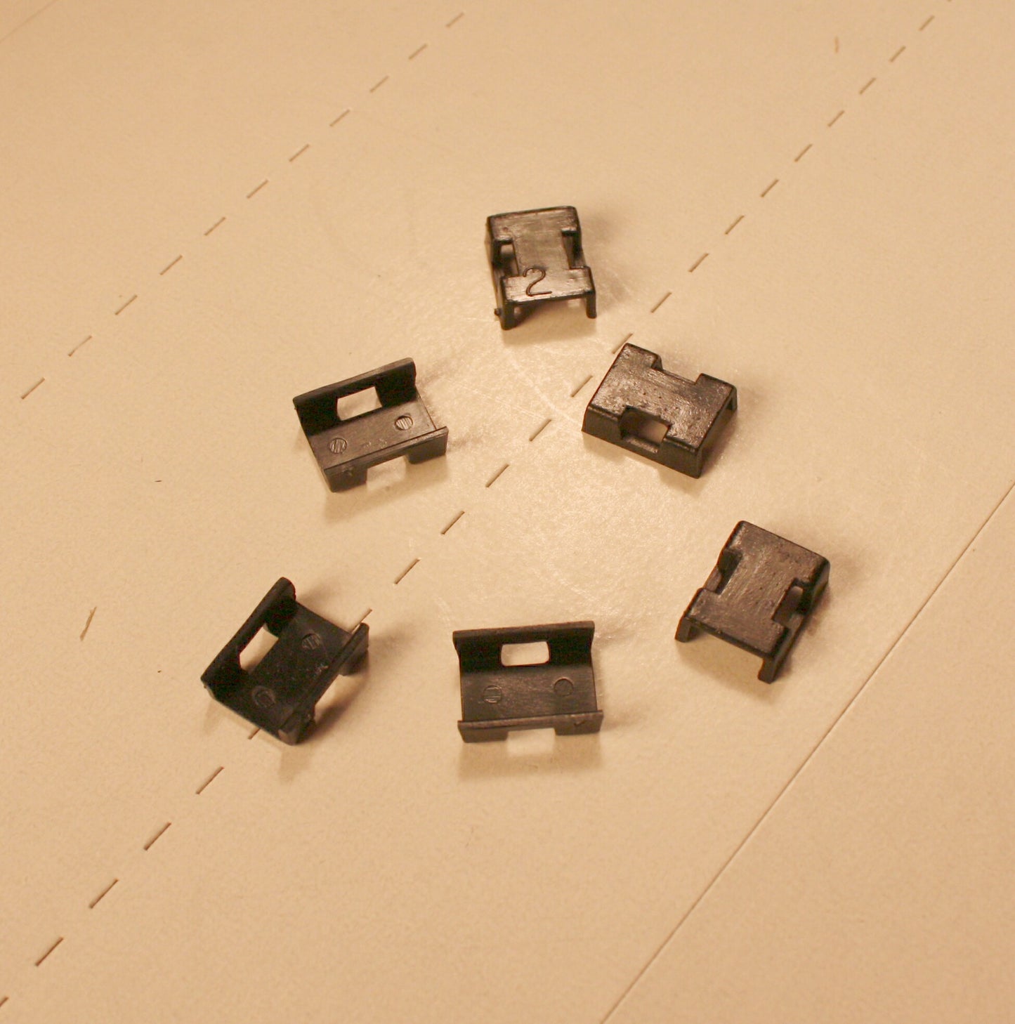 ATH 36115 RTR power truck gear box clips med pkg 6