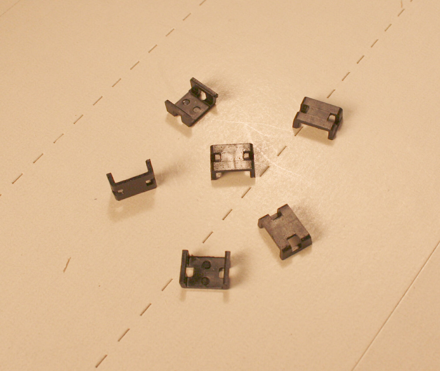 Ath 40056 RTR power truck gear box clips small (pkg - 6)