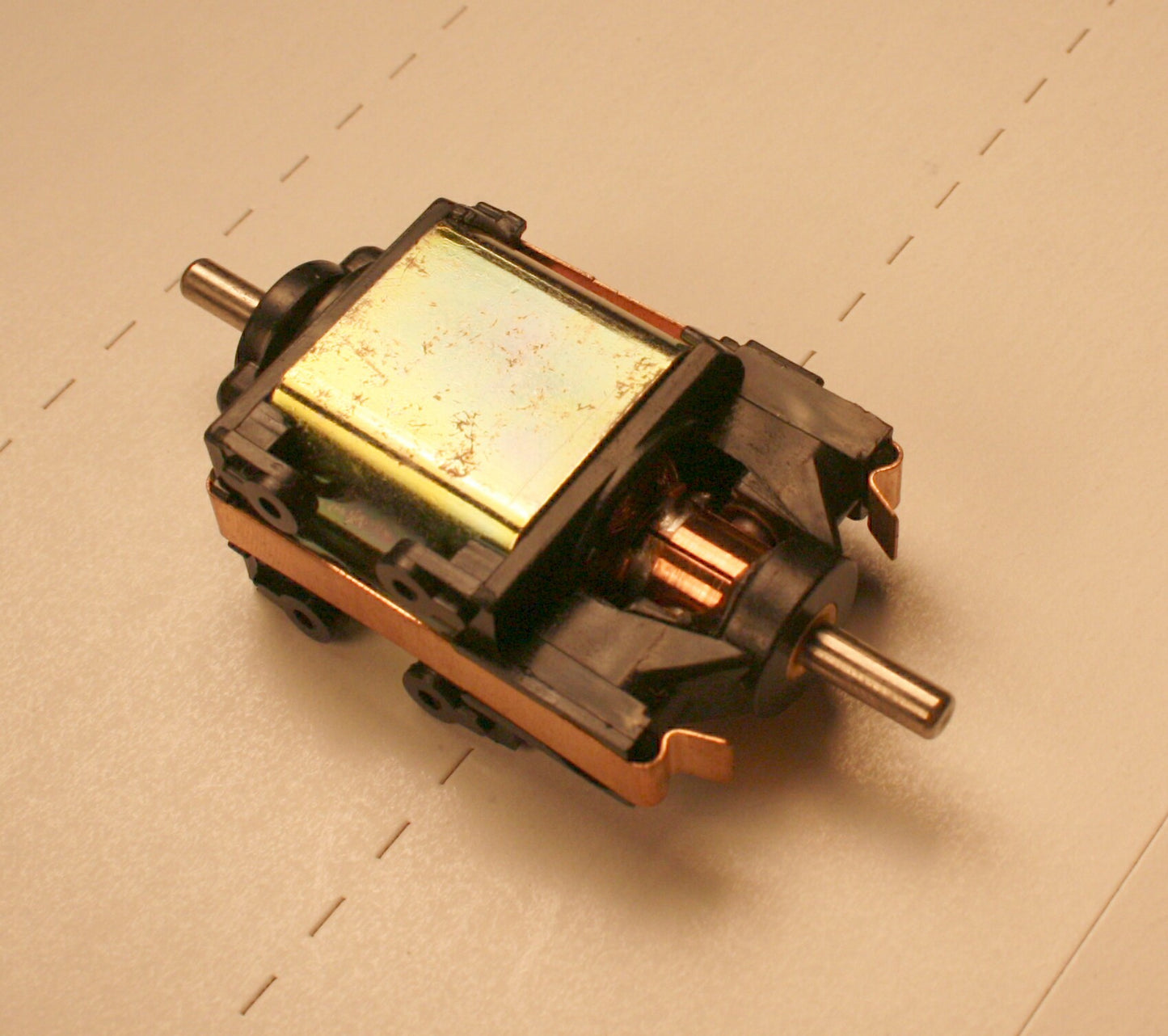 40326  Athearn RTR replacement motor  (w/o flywheels)   (motor shaft OD  .125/ 1/8" )