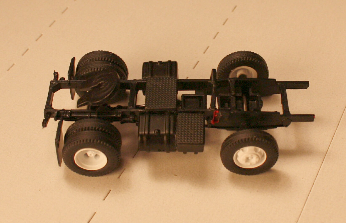 ATH 50614 - Athearn Ford C Chassis-Short Plastic Wheels and Rubber Tires