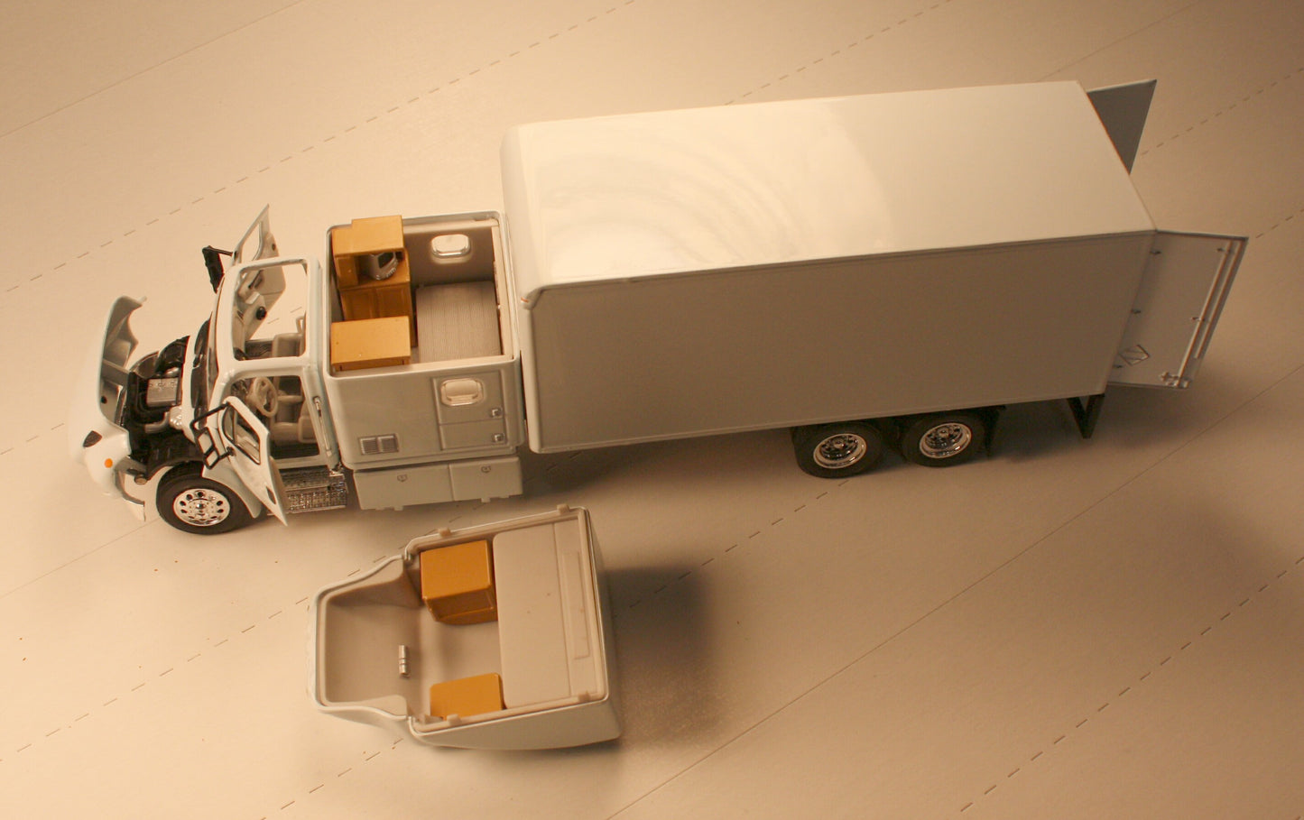 DCM 308 TONKIN Replicas Freightliner M2 Expedited Unit Collectable Diecastmodel 1 53 scale